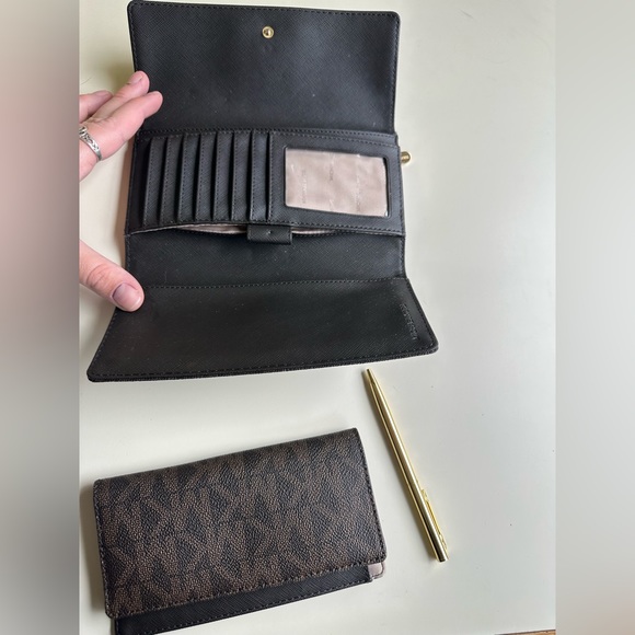 Michael Kors Jet Set Checkbook & Wallet Set Brown - Picture 6 of 7